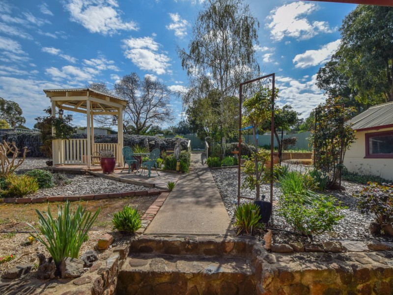 33 Whiteman Ave, Young NSW 2594