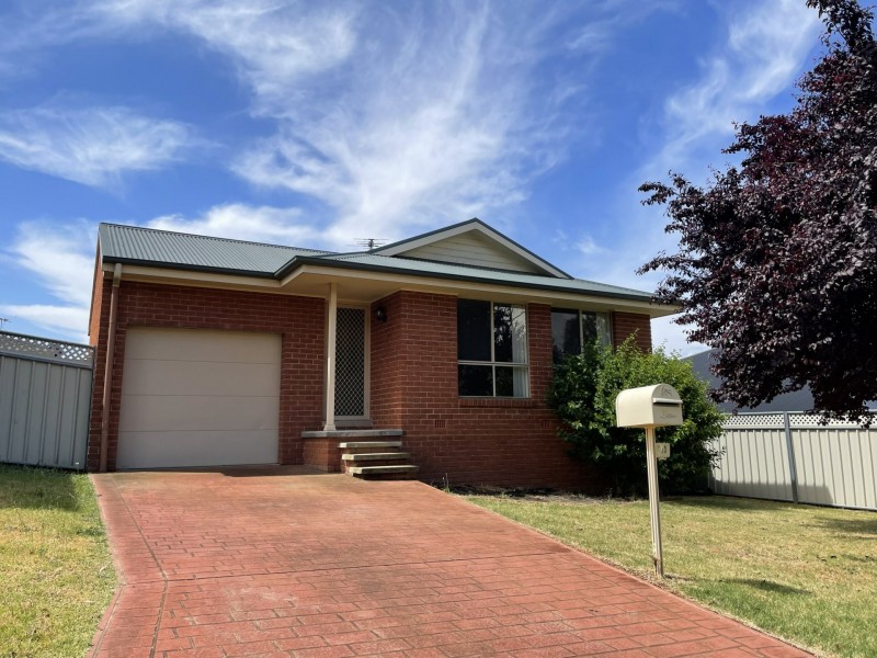 113 Binalong Street, Young NSW 2594