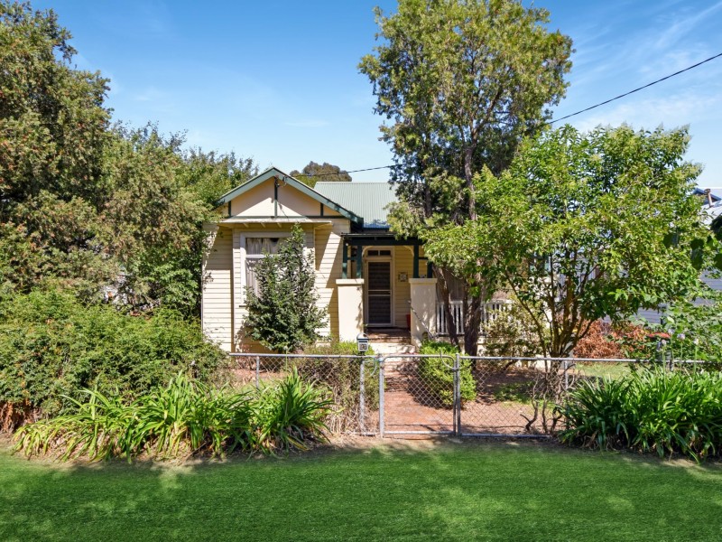 27 Caple Street, Young NSW 2594