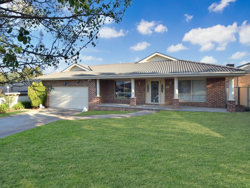 2 Hayden Place, Young NSW 2594
