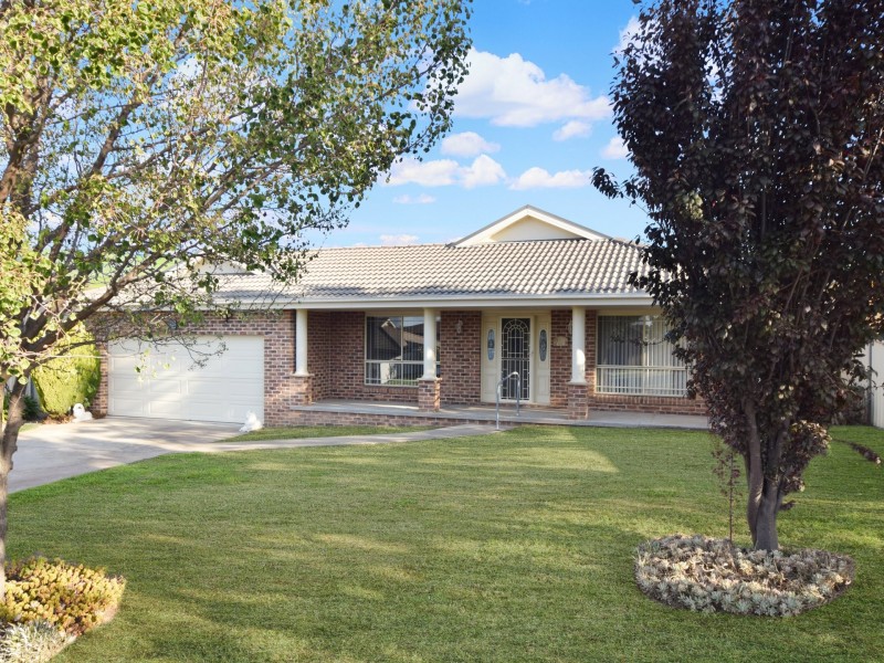 2 Hayden Place, Young NSW 2594