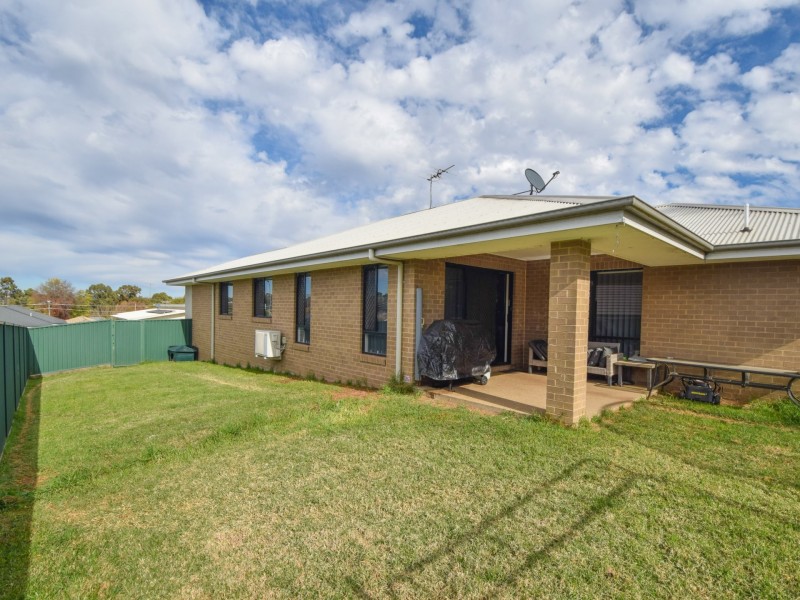 10 Molloy Place, Young NSW 2594