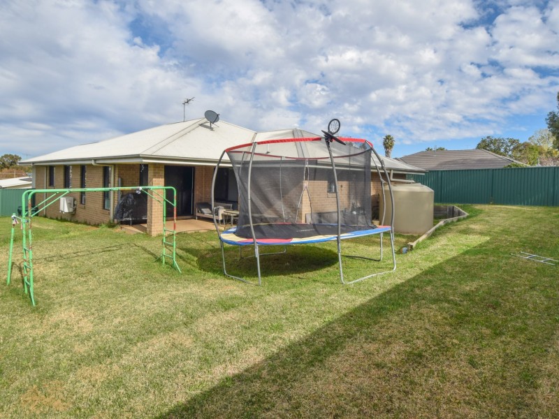 10 Molloy Place, Young NSW 2594