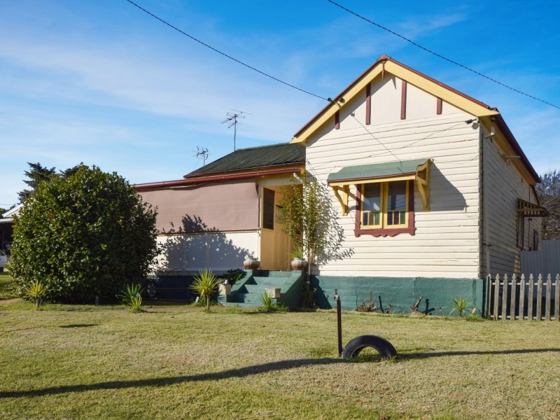 42 Templemore Street, Young NSW 2594