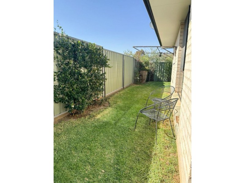 1-75 Blackett Avenue, Young NSW 2594