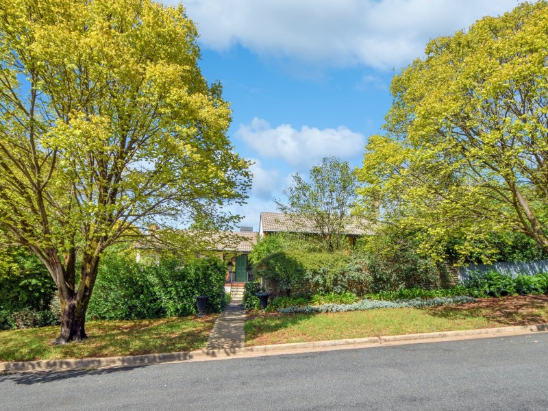 6 Bell Avenue, Young NSW 2594