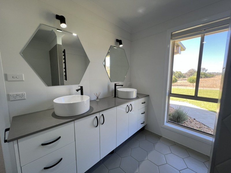 11 Matilda Place, Young NSW 2594