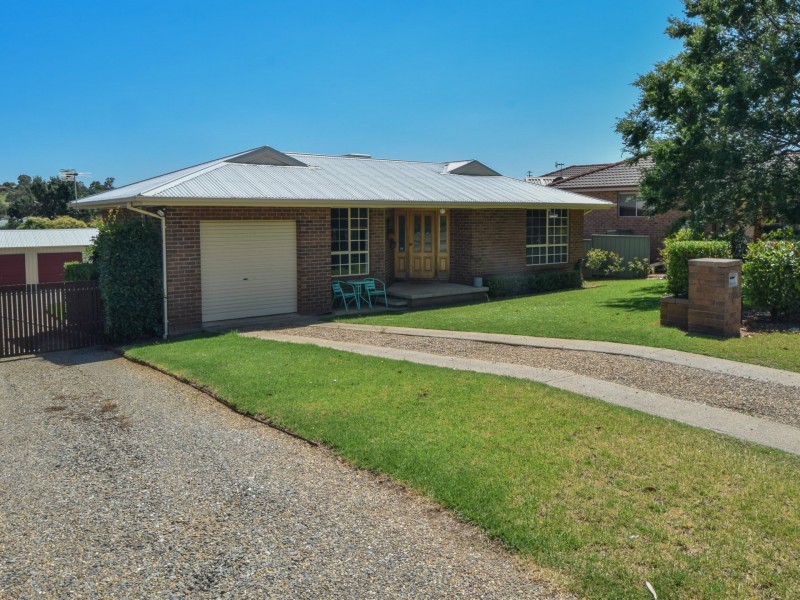 7 Pineview Crt, Young NSW 2594