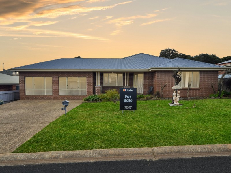 30 Pineview Crt, Young NSW 2594