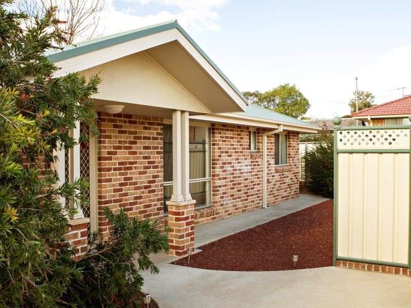 2/37 Spring Street, Young NSW 2594