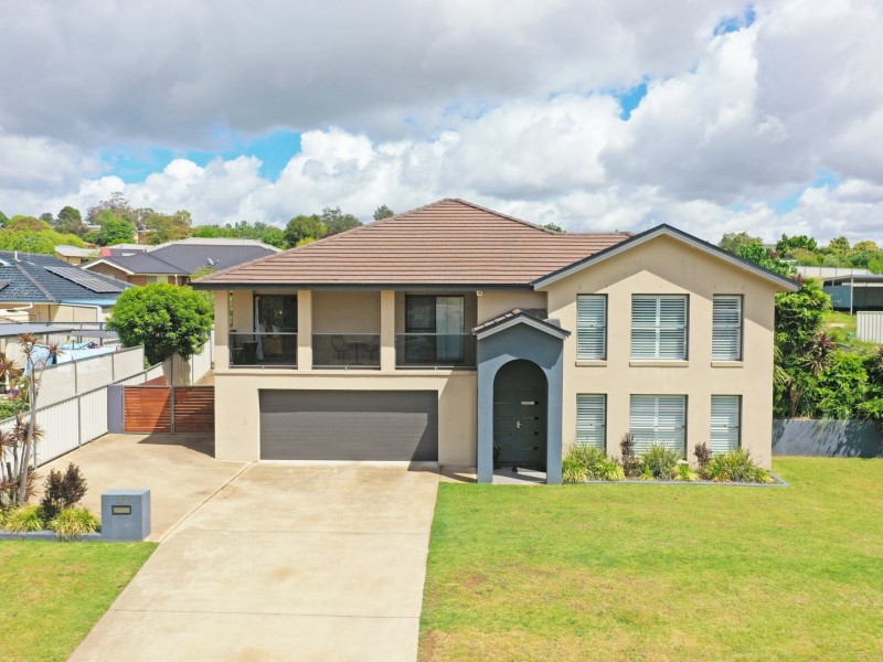 83 Binalong Street, Young NSW 2594