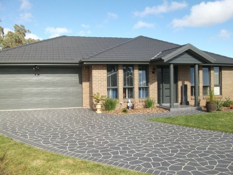 8 Mayoh Place, Young NSW 2594