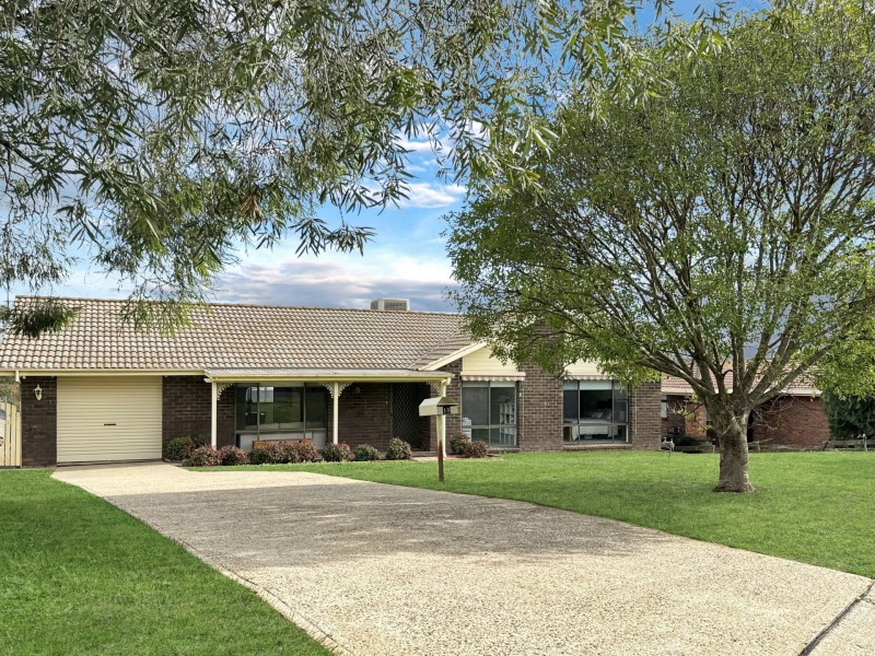 18 Keevil Drive, Young NSW 2594