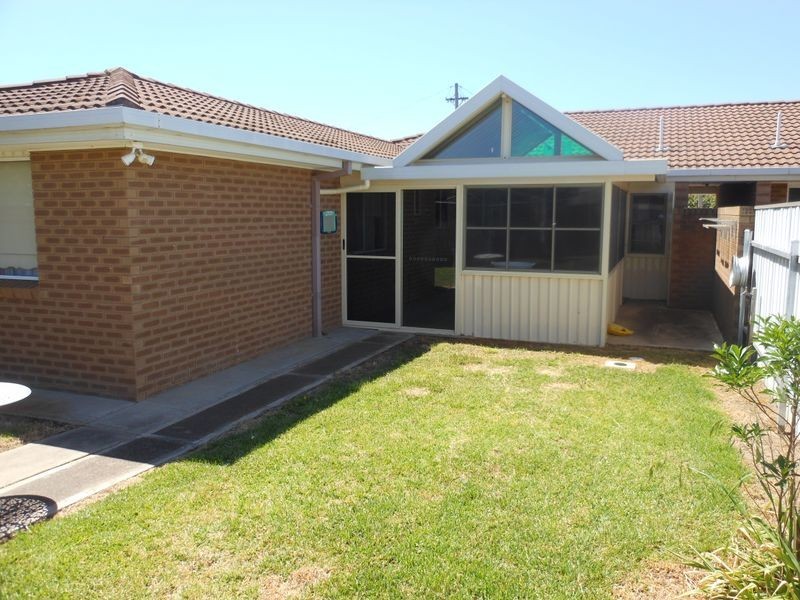 2/20 Gordon Street, Young NSW 2594