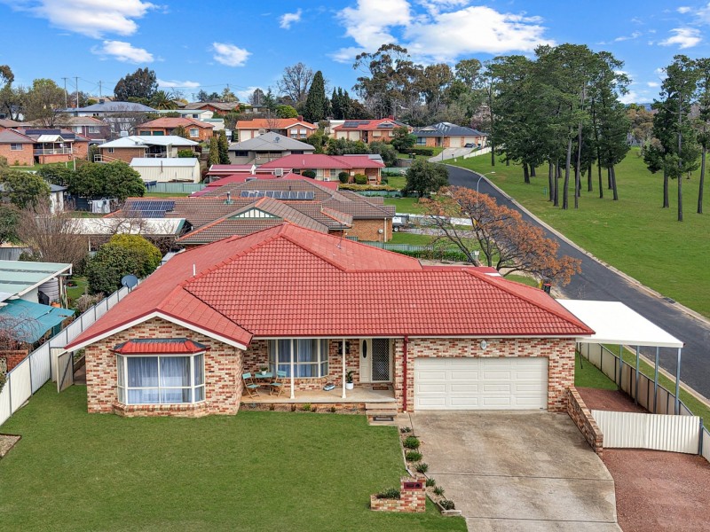 19 Pineview Circuit, Young NSW 2594
