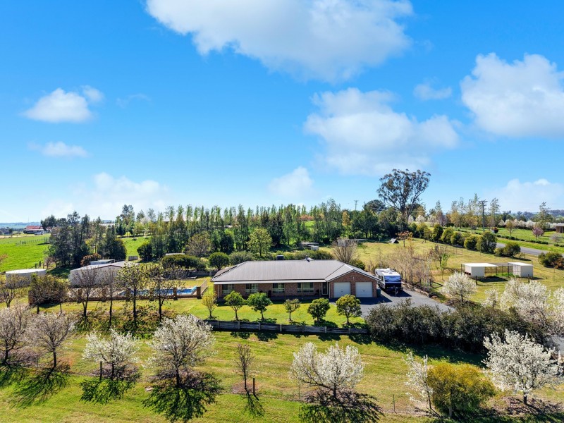 17 Old Monteagle Road, Young NSW 2594