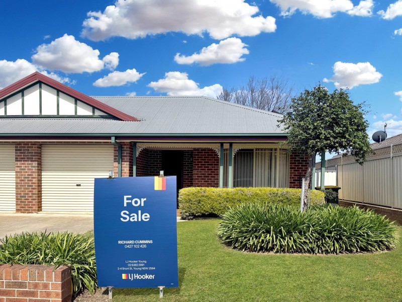 1/2 Old Barracks Lane, Young NSW 2594