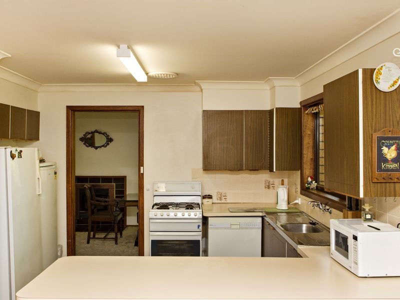37 Whiteman Avenue, Young NSW 2594