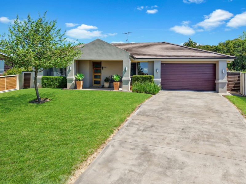 17 Hayden Place, Young NSW 2594