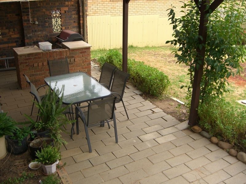 72 Blackett Avenue, Young NSW 2594