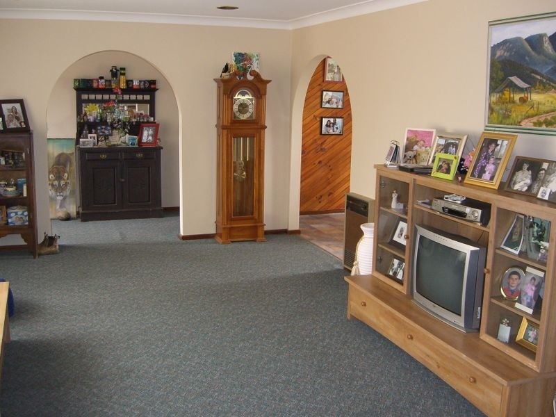 72 Blackett Avenue, Young NSW 2594