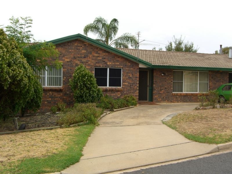 72 Blackett Avenue, Young NSW 2594