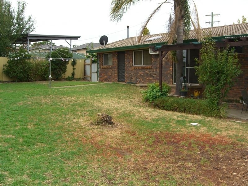 72 Blackett Avenue, Young NSW 2594