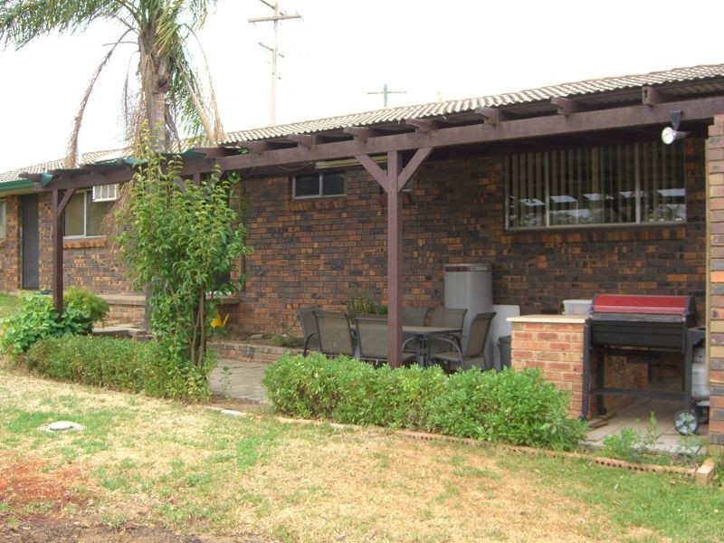 72 Blackett Avenue, Young NSW 2594