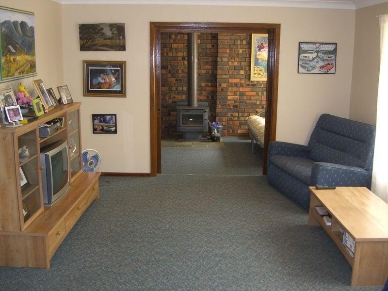 72 Blackett Avenue, Young NSW 2594