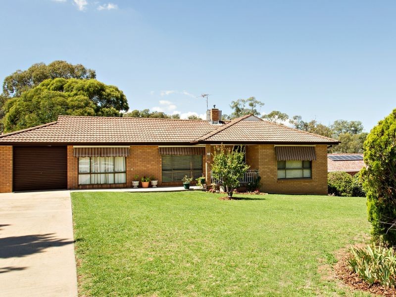 67 Blackett Avenue, Young NSW 2594