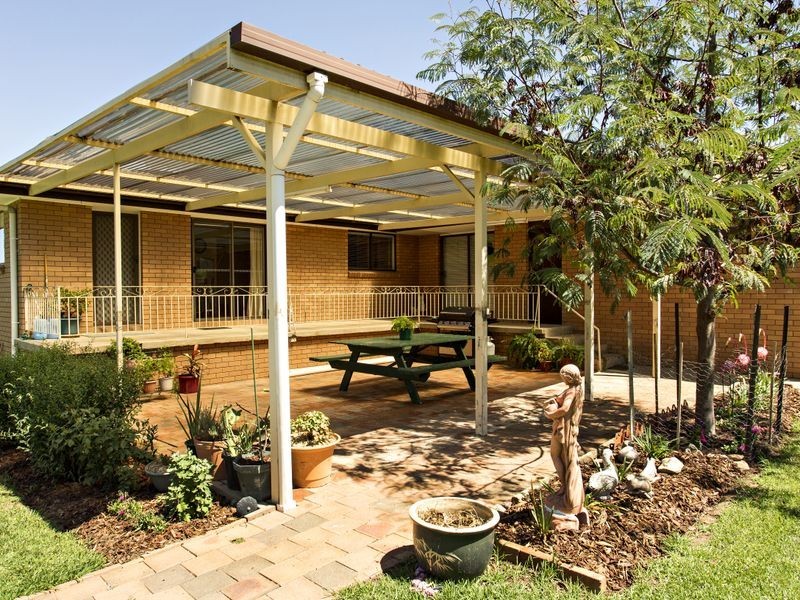 67 Blackett Avenue, Young NSW 2594