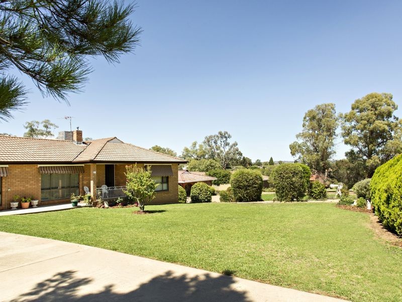 67 Blackett Avenue, Young NSW 2594