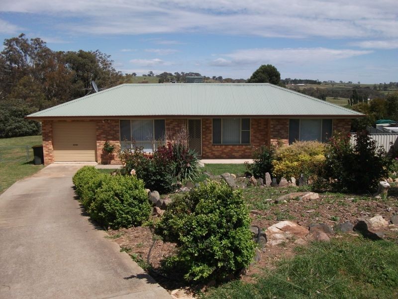 16 Tadross Avenue, Young NSW 2594