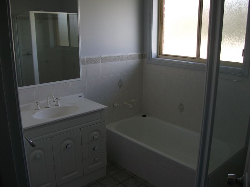 16 Tadross Avenue, Young NSW 2594