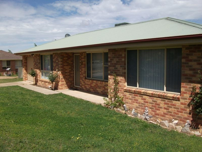 16 Tadross Avenue, Young NSW 2594