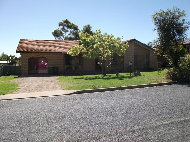 68 Blackett Avenue, Young NSW 2594