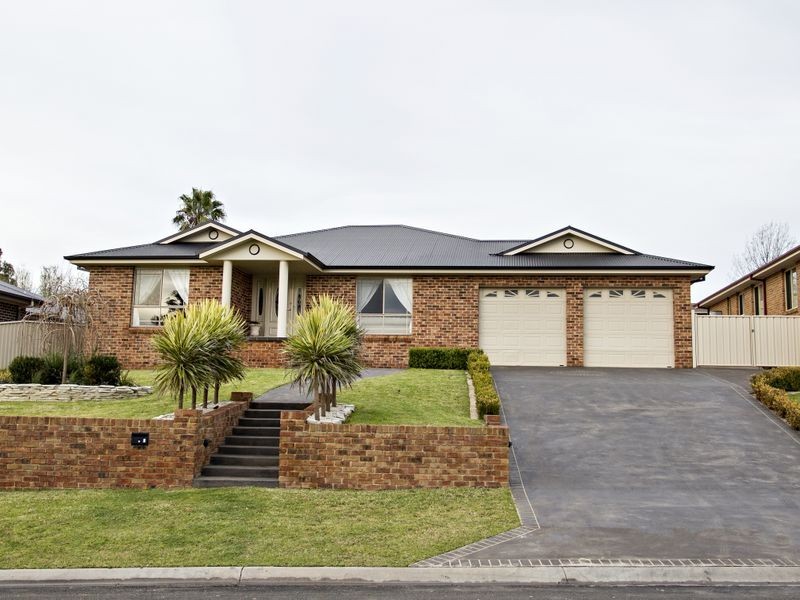 8 Bailes Crescent, Young NSW 2594