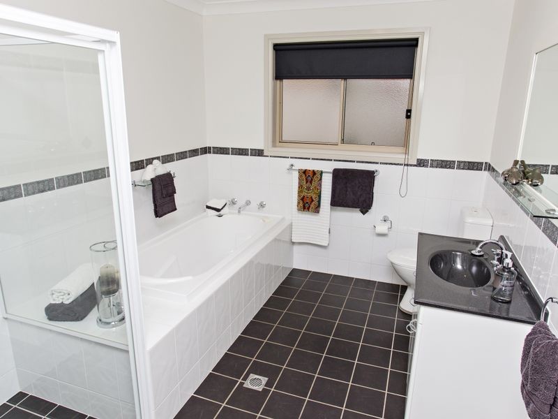 8 Bailes Crescent, Young NSW 2594