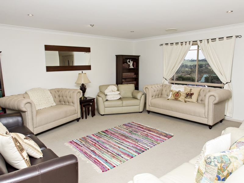 8 Bailes Crescent, Young NSW 2594