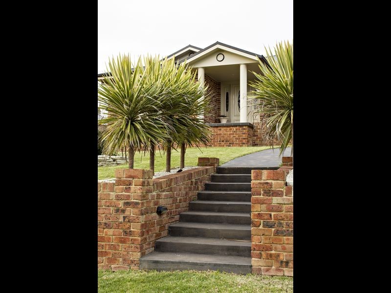 8 Bailes Crescent, Young NSW 2594