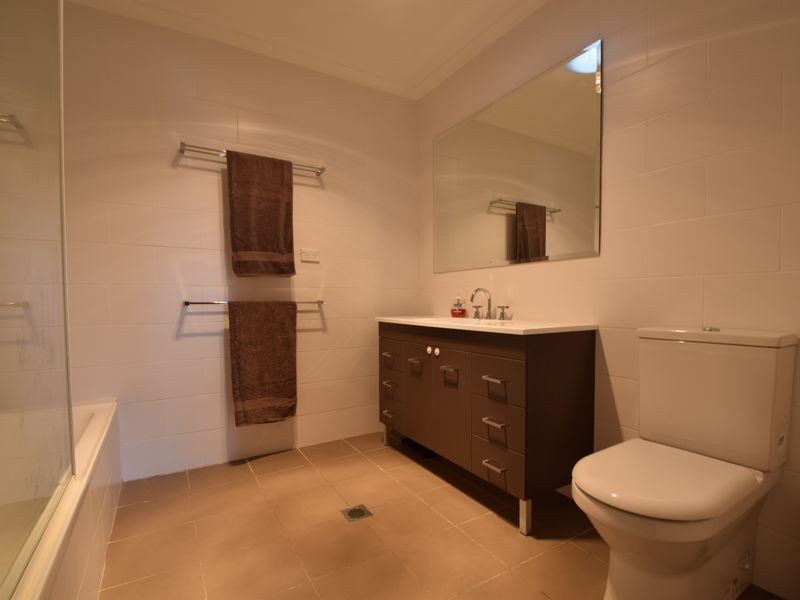 11 Whiteman Avenue, Young NSW 2594