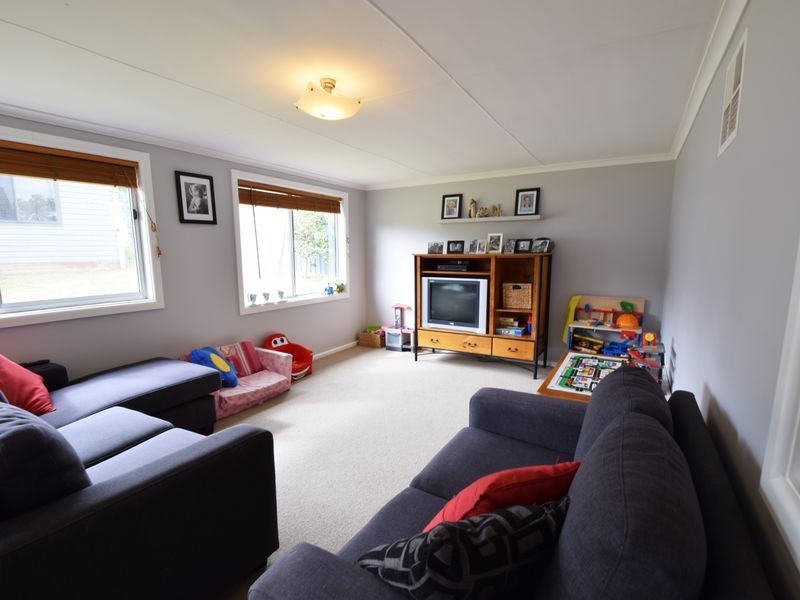 11 Whiteman Avenue, Young NSW 2594