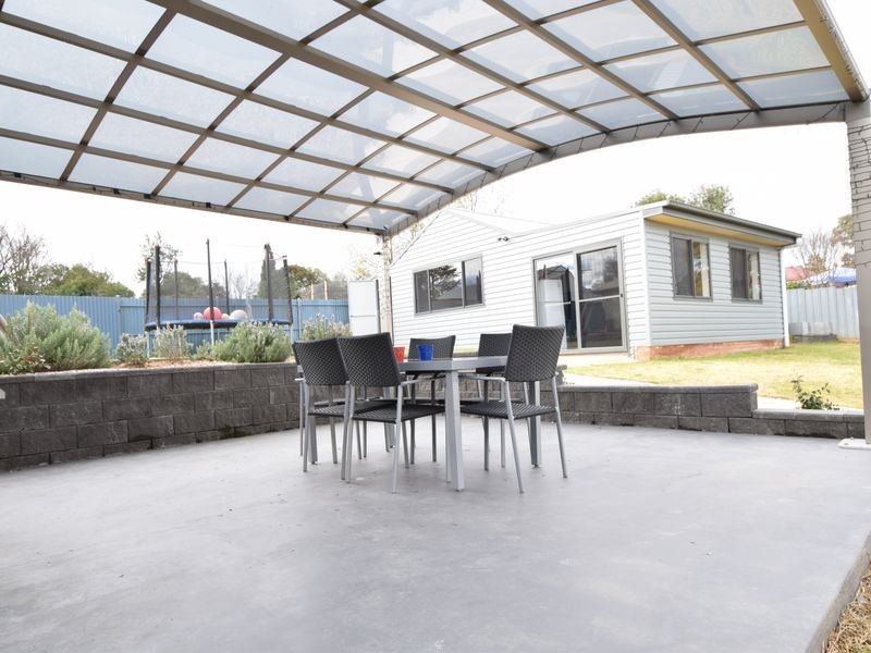 11 Whiteman Avenue, Young NSW 2594