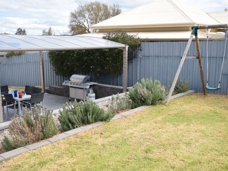 11 Whiteman Avenue, Young NSW 2594