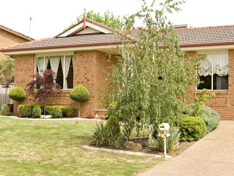 2 Pineview Circuit, Young NSW 2594