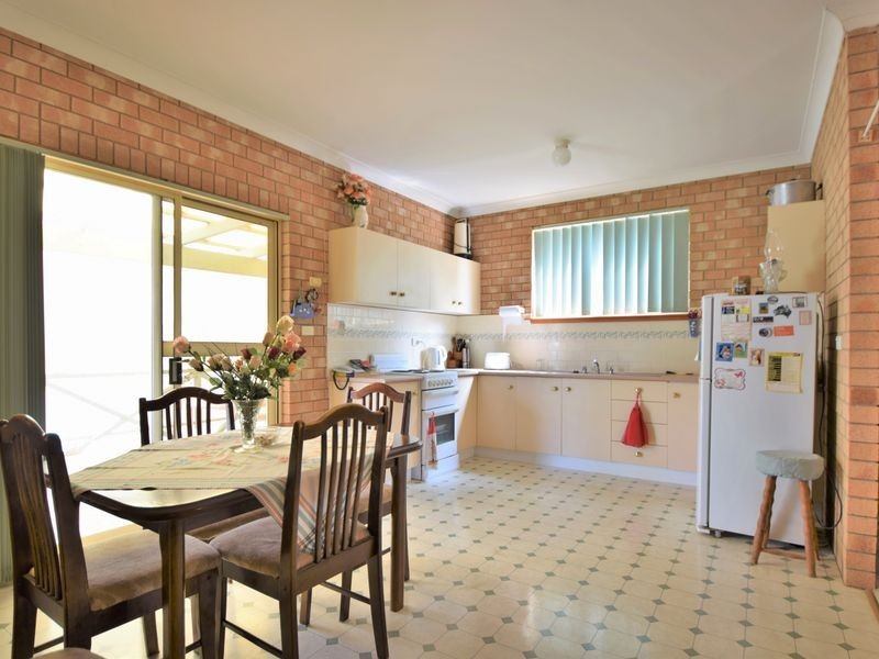 1 Pineview Circuit, Young NSW 2594