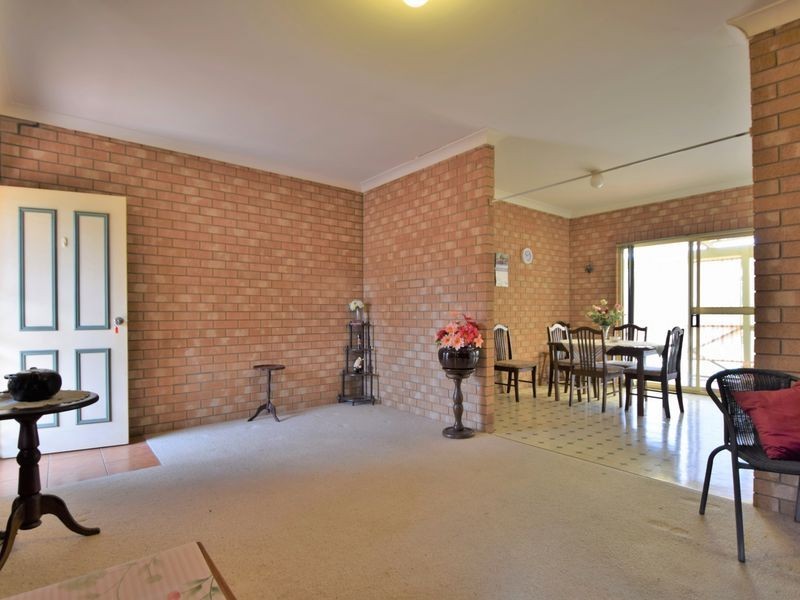 1 Pineview Circuit, Young NSW 2594