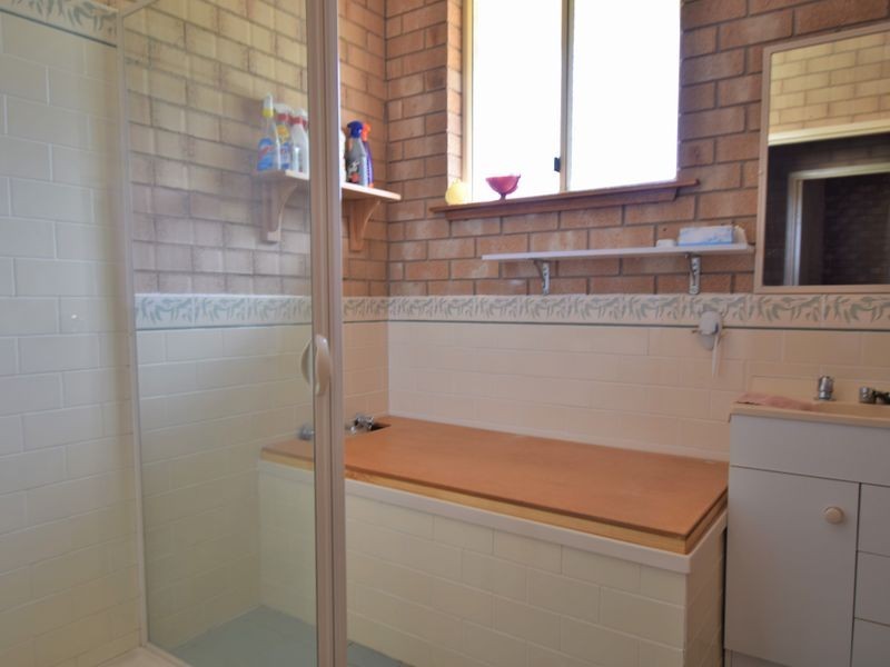 1 Pineview Circuit, Young NSW 2594