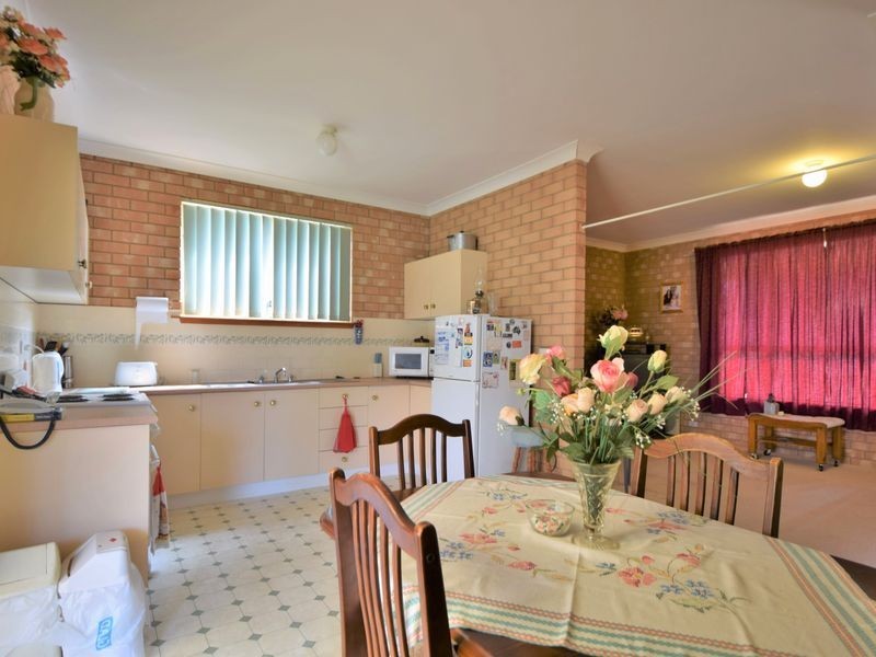 1 Pineview Circuit, Young NSW 2594