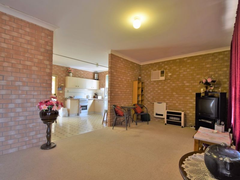 1 Pineview Circuit, Young NSW 2594